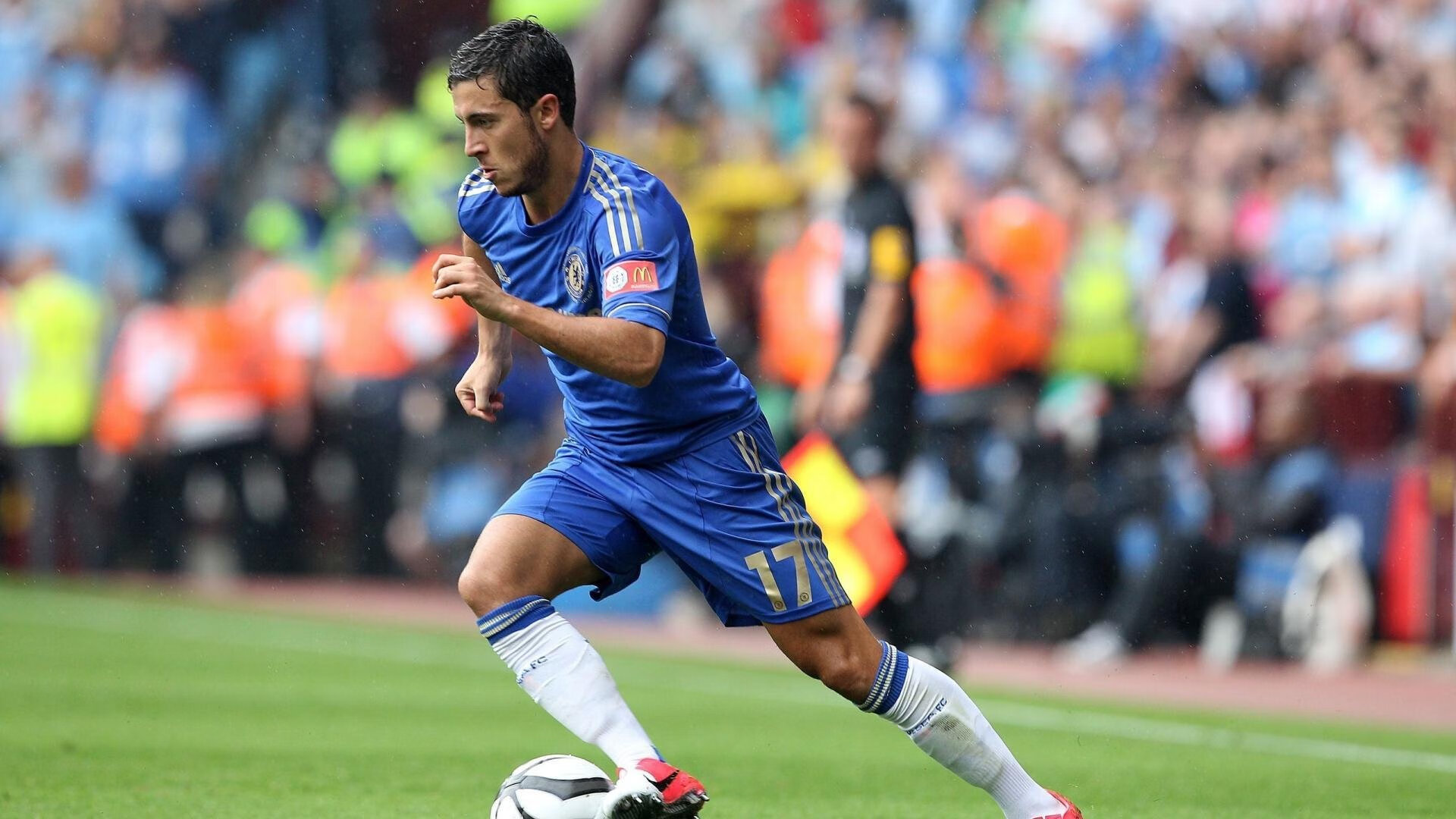 “羽毛球：简阳文体中心赛场上演绝妙击球与战术博弈”